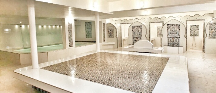 Hammam Le Pacha: Salle tiède, dalle au centre de la pièce, où on s'allonge pour se relaxer et papoter entre copines, à droite la piscine et au fond les cabines de douche et les salles de gommage