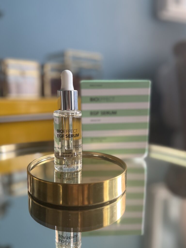 Flacon du sérum EGF Bioeffect posé sur une surface neutre, soin anti-âge régénérant