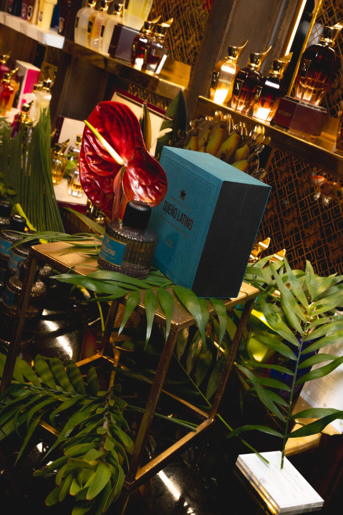 Flacon du parfum Sueño Latino – Aedes de Venustas, fragrance solaire et élégante de niche